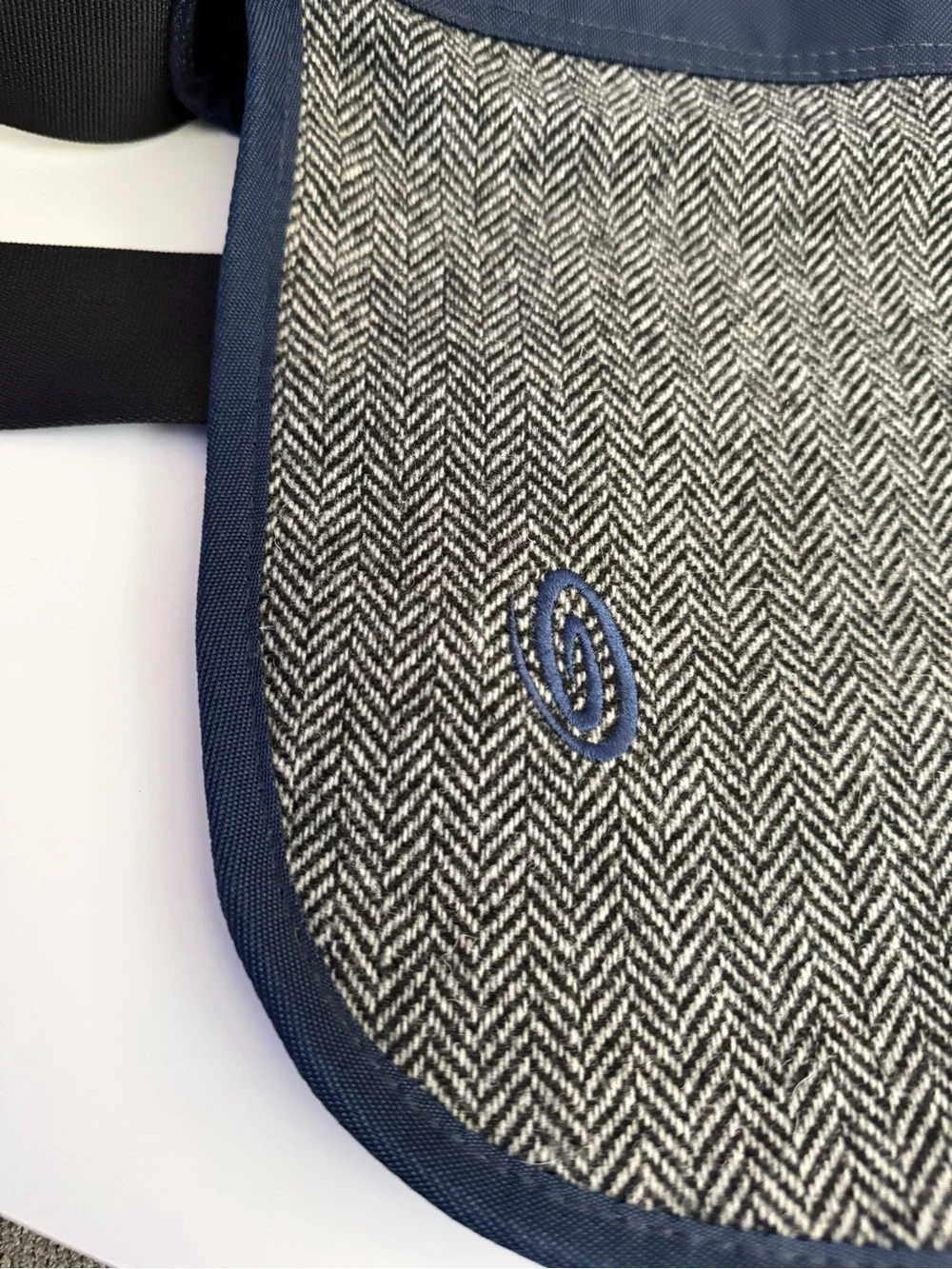 TIMBUK2 Messenger Bag Dark Navy Herringbone & Navy Trim NWOT- RARE